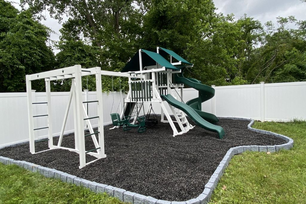 Black rubber playground mulch 